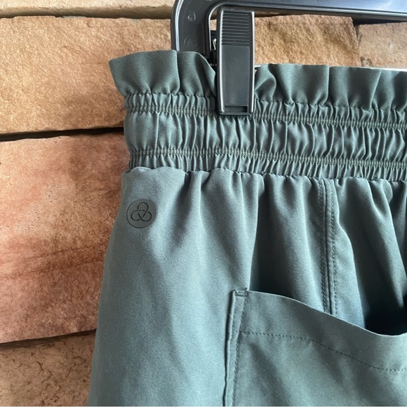 Zella green lightweight active Shorts Women’s XL - Picture 7 of 13